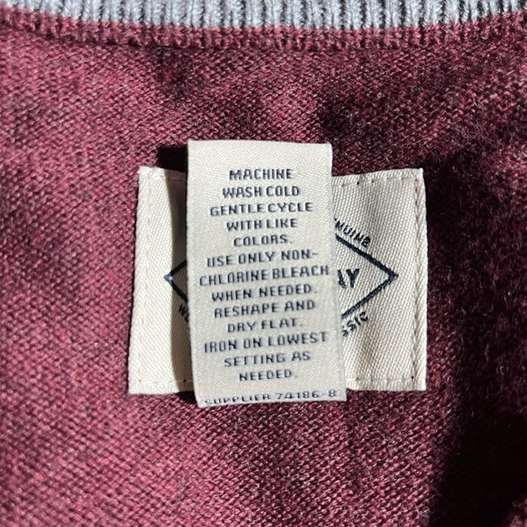 ST JOHN’s BAY ( XL) QUALITY MENSWEAR V-NECK BURGUNDY SWEATER PRE-OWNED - Picture 4 of 4